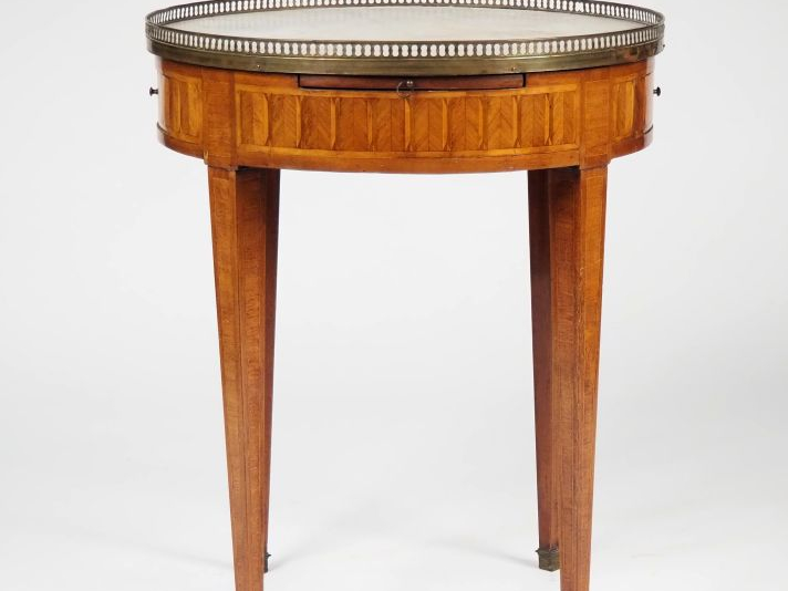 Table bouillotte de style Louis XVI en marqueterie, dessus marbre à ga