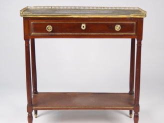 Vente aux enchères Console Louis XVI en acajou ouvrant à un tiroir en ceinture, dessus ma