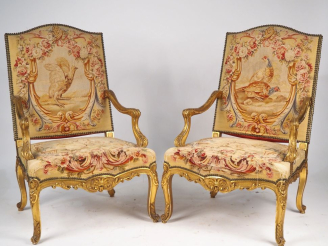 Vente aux enchères Paire de grands fauteuils de style Louis XIV en bois sculpté et doré, 