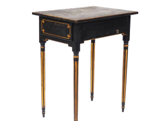 Vente aux enchères Petite table à écrire de style Louis XVI en bois laqué noir et doré, p