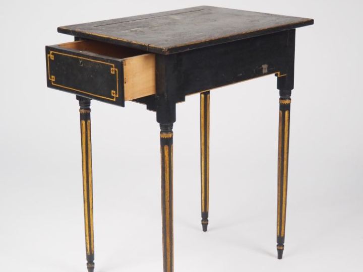 Petite table à écrire de style Louis XVI en bois laqué noir et doré, p