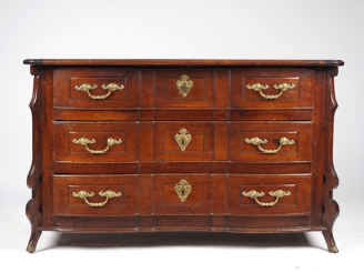 Vente aux enchères Commode mazarin en noyer XVIIème, façade à arbalète, pieds en sabot de