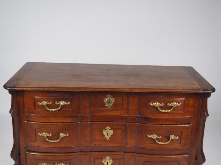 Commode mazarin en noyer XVIIème, façade à arbalète, pieds en sabot de