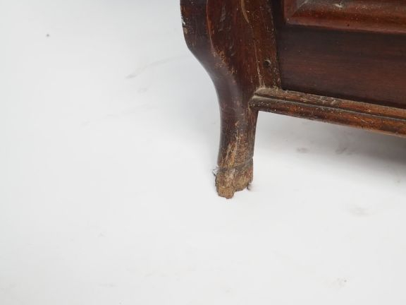 Commode mazarin en noyer XVIIème, façade à arbalète, pieds en sabot de