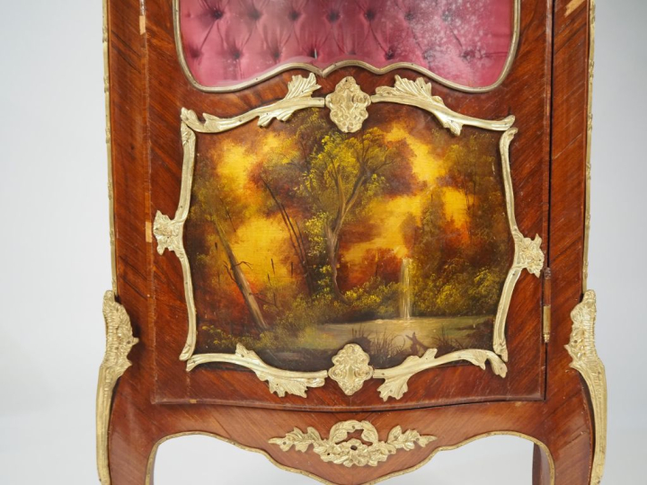 Vitrine de style Louis XV en vernis martin décor de paysage , riche or