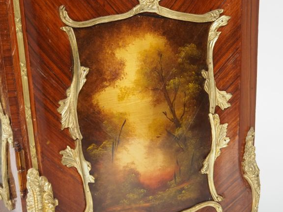 Vitrine de style Louis XV en vernis martin décor de paysage , riche or
