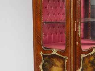 Vitrine de style Louis XV en vernis martin décor de paysage , riche or