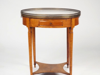 Vente aux enchères Table bouillotte de style Directoire en bois naturel, dessus marbre bl