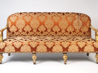 Vente aux enchères Canapé de style Louis XVI en bois sculpté à décor de feuillage, laqué 