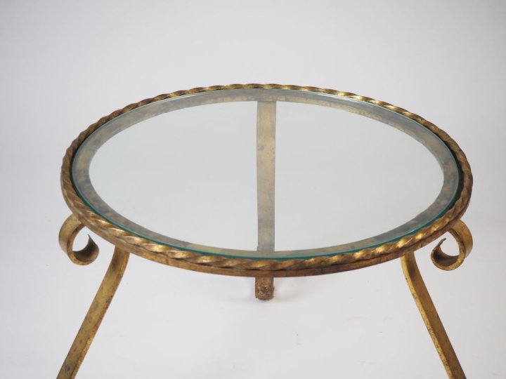Table basse 1950 en fer forgé doré, piétement tripode en forme de cons