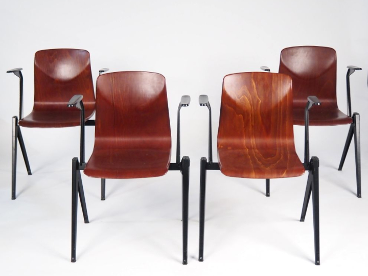 PAGHOLZ - PAGWOOD. Suite de 4 chaises en bois teinté et métal laqué no