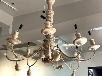 Vente aux enchères Lustre en métal et bois laqué gris, éclairant à 8 lumières.
