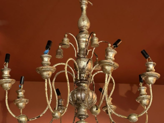 Vente aux enchères Lustre en métal et bois laqué argenté, éclairant à 8 lumières.