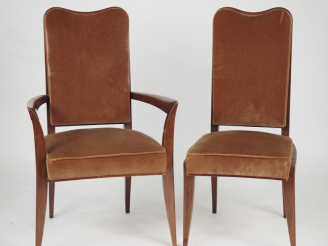 Vente aux enchères 4 fauteuils et une paire de chaises de style 1940, en acajou, garnitur