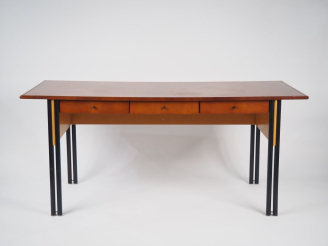 Vente aux enchères Bureau ministre contemporain en bois laqué tabac, ouvrant à trois tiro