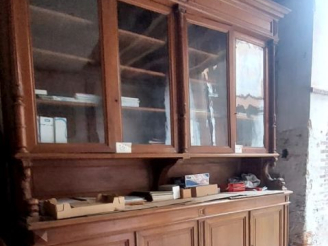 Vente aux enchères Bibliothèque fin XIXème en noyer mouluré et sculpté, ouvrant à huit po