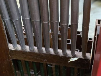 Orgue automatique de manège dans une façade à consoles, en bois peint.