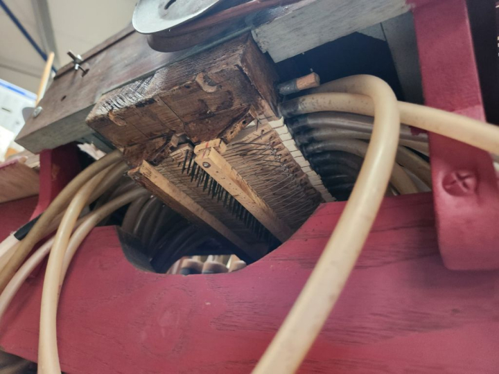Orgue automatique de manège dans une façade à consoles, en bois peint.