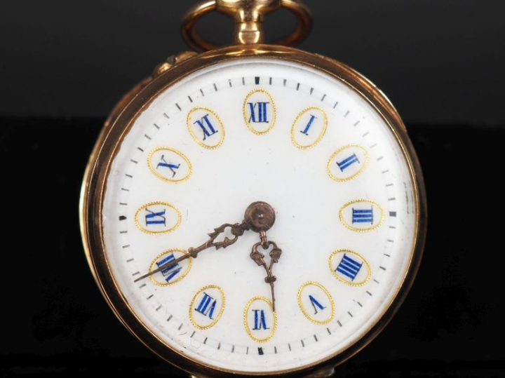 Petite montre de col Napoléon III en or jaune 750.  Cadran à chiffres 
