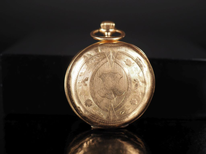 Petite montre de col Napoléon III en or jaune 750.  Cadran à chiffres 