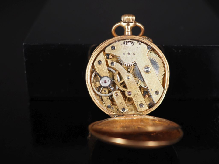 Petite montre de col Napoléon III en or jaune 750.  Cadran à chiffres 
