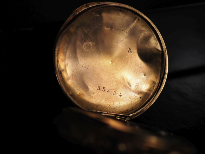 Petite montre de col Napoléon III en or jaune 750.  Cadran à chiffres 