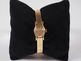 Vente aux enchères OMEGA Montre bracelet de dame, boitier et bracelet en or jaune 750.  C