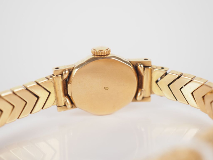 OMEGA Montre bracelet de dame, boitier et bracelet en or jaune 750.  C