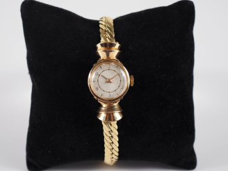 Vente aux enchères Montre bracelet de dame style 1940, boitier et bracelet deux or 750.  