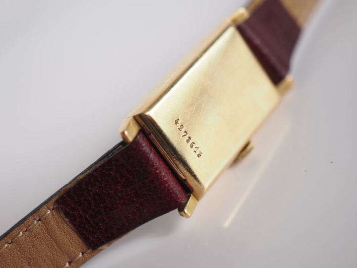 LONGINES Montre bracelet, boitier en or jaune 750.  Cadran rectangulai