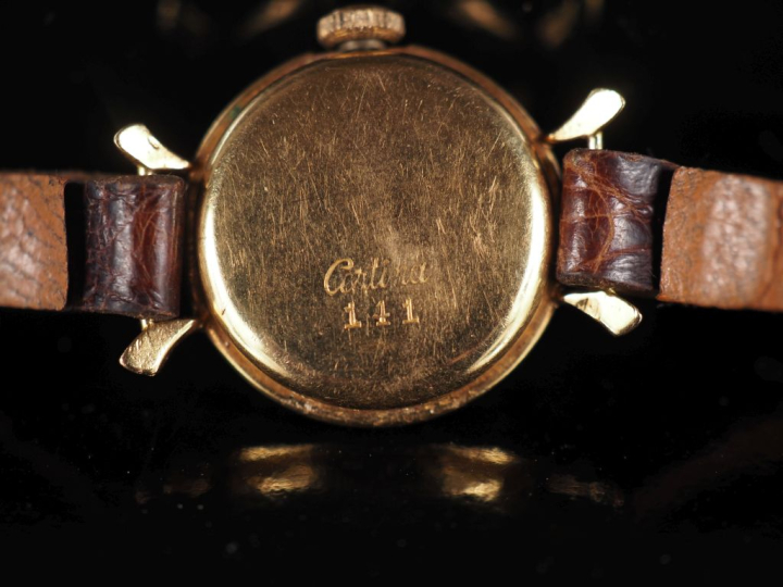 CERTINA Montre bracelet de dame, boitier en or jaune 750.  Cadran rond