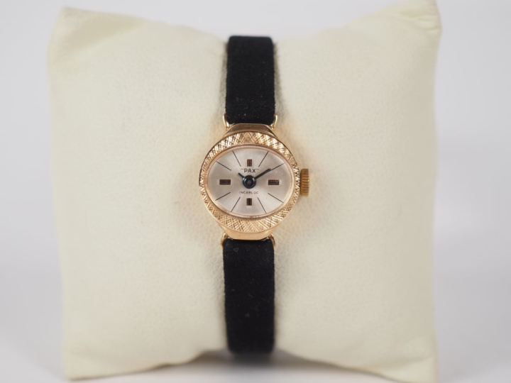 PAX N°7022 Montre bracelet de dame, boitier en or jaune 750.  Cadran o