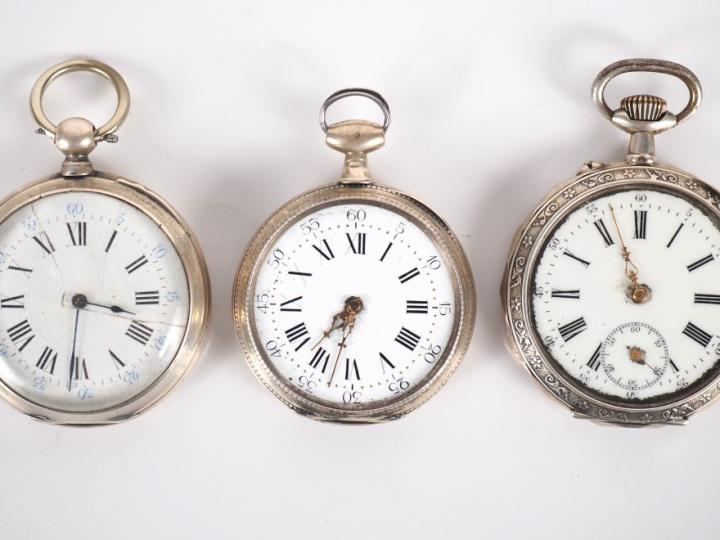 Ensemble comprenant :  - une montre de gousset en argent. Cadran à chi