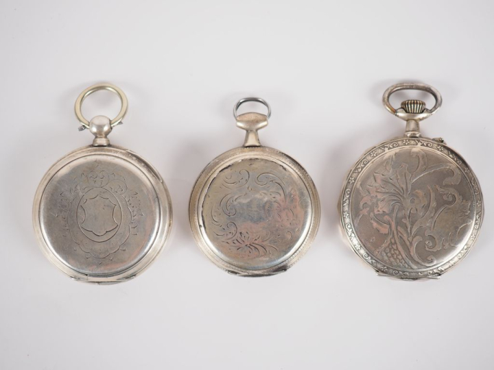 Ensemble comprenant :  - une montre de gousset en argent. Cadran à chi