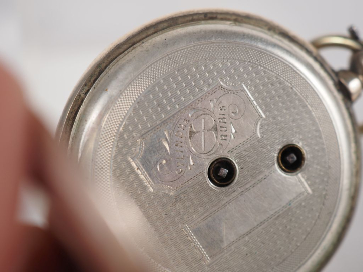 Ensemble comprenant :  - une montre de gousset en argent. Cadran à chi