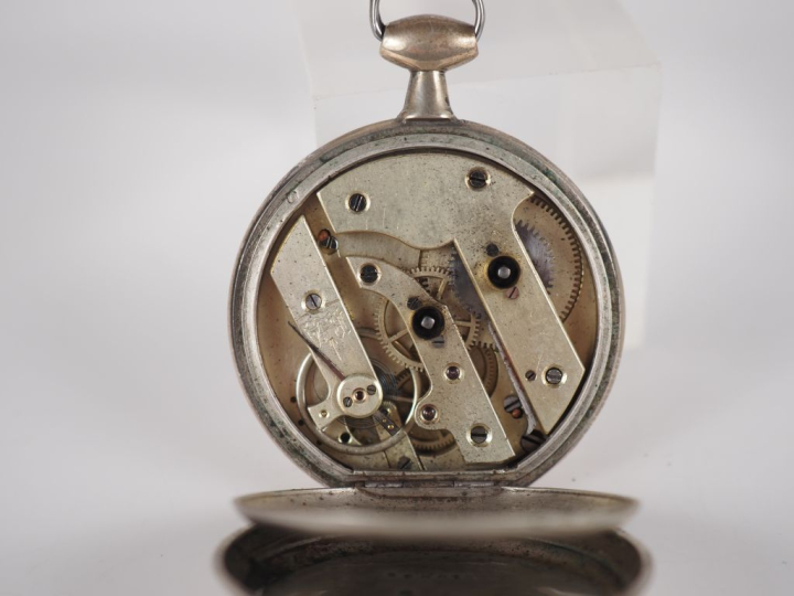 Ensemble comprenant :  - une montre de gousset en argent. Cadran à chi