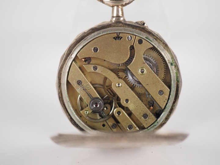 Ensemble comprenant :  - une montre de gousset en argent. Cadran à chi