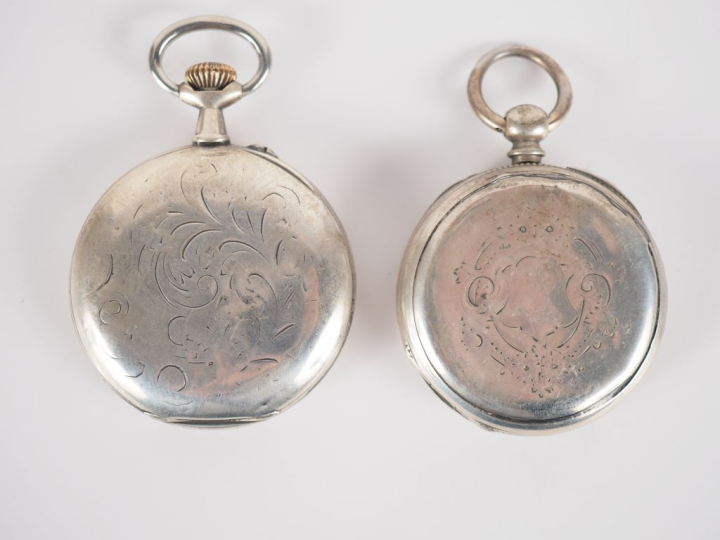 Ensemble comprenant :  - une montre de gousset en argent.  Cadran à ch