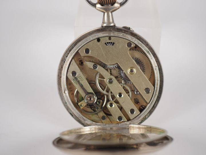 Ensemble comprenant :  - une montre de gousset en argent.  Cadran à ch