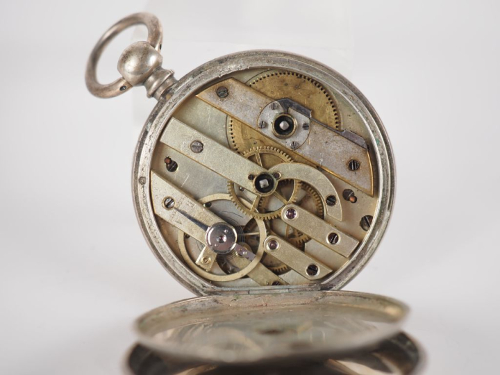 Ensemble comprenant :  - une montre de gousset en argent.  Cadran à ch