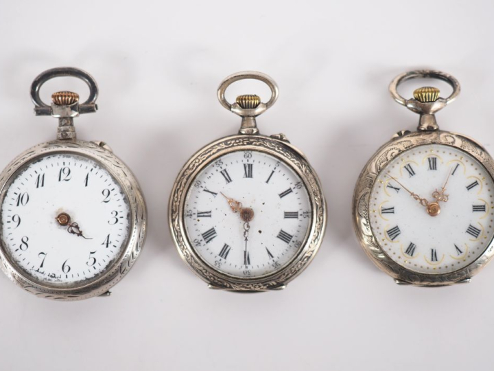 Ensemble comprenant :  - une montre de col en argent.  Cadran à chiffr