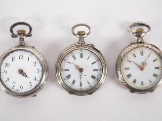 Vente aux enchères Ensemble comprenant :  - une montre de col en argent.  Cadran à chiffr