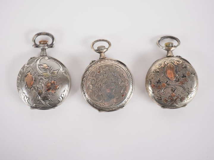 Ensemble comprenant :  - une montre de col en argent.  Cadran à chiffr