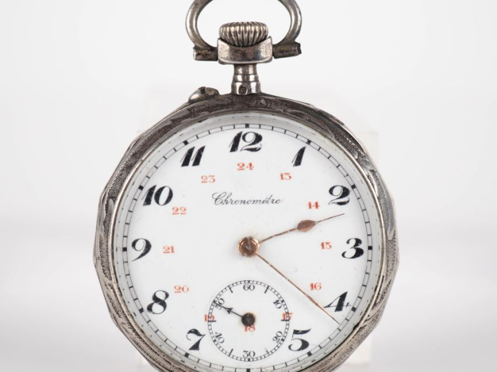 Montre de gousset en argent. Cadran à chiffres arabes pour les heures,