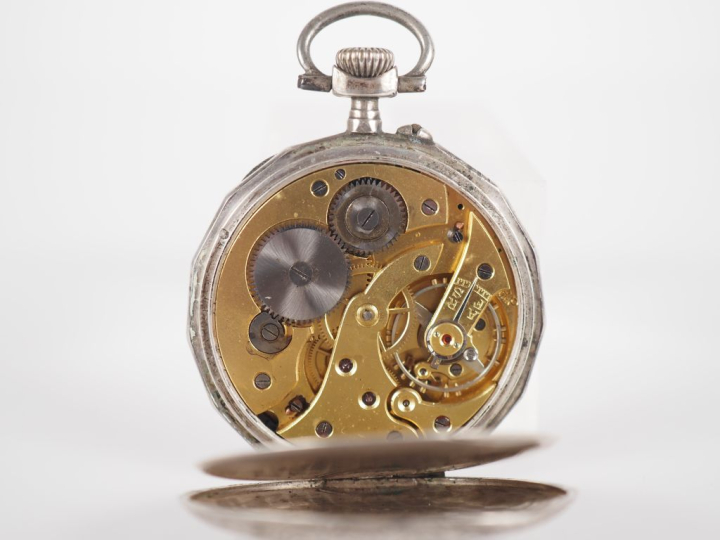 Montre de gousset en argent. Cadran à chiffres arabes pour les heures,