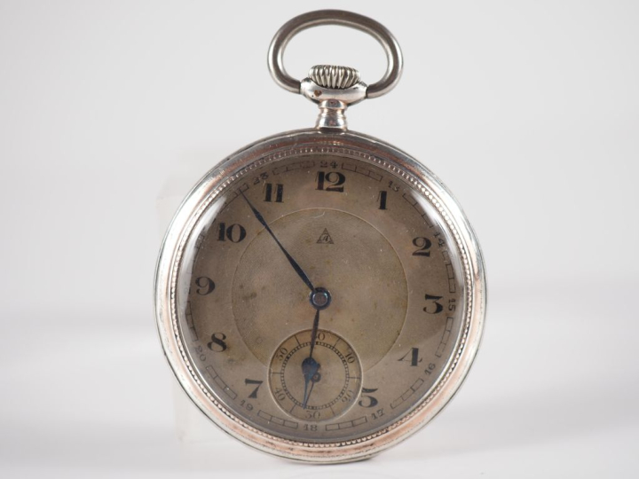 Montre de gousset de style Art déco en argent 800.  Cadran à chiffres 