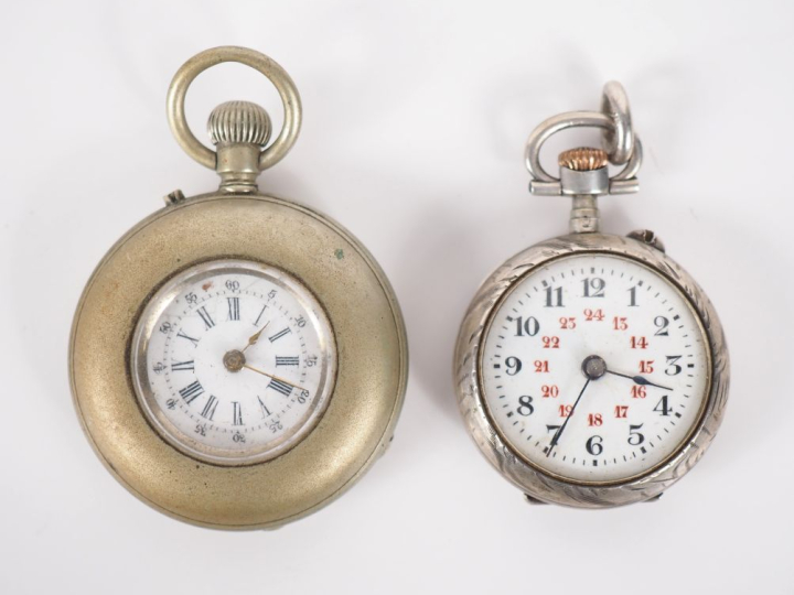 Montre de col en argent. Cadran à chiffres arabes et chemin de fer.  L