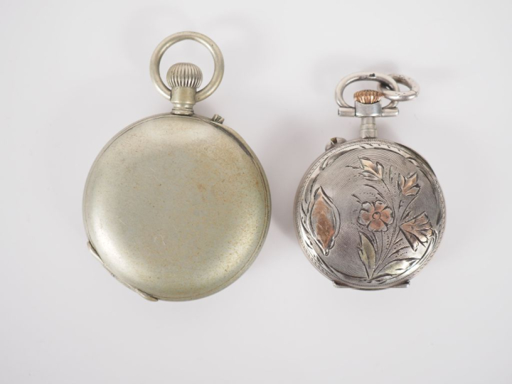 Montre de col en argent. Cadran à chiffres arabes et chemin de fer.  L