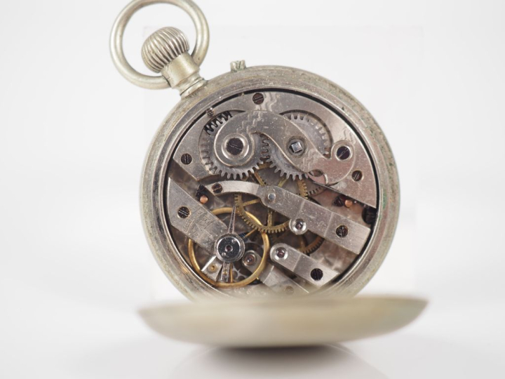 Montre de col en argent. Cadran à chiffres arabes et chemin de fer.  L