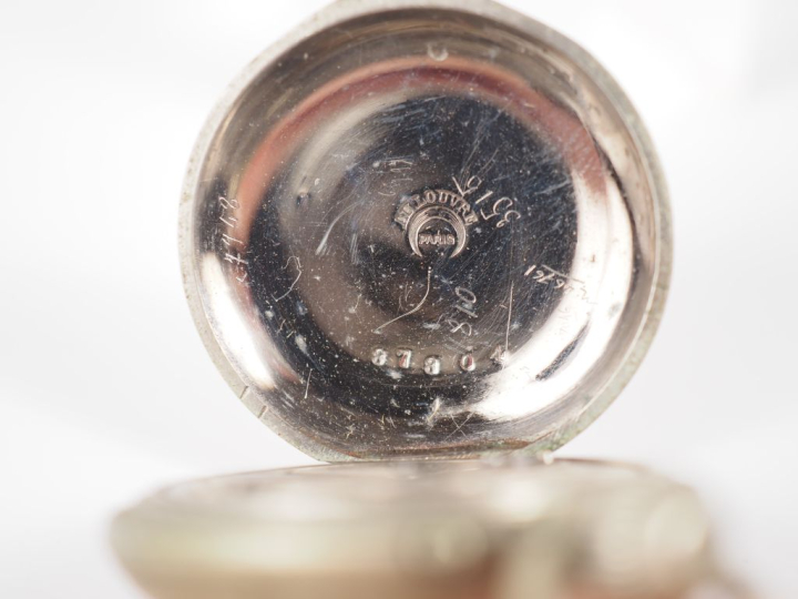 Montre de col en argent. Cadran à chiffres arabes et chemin de fer.  L